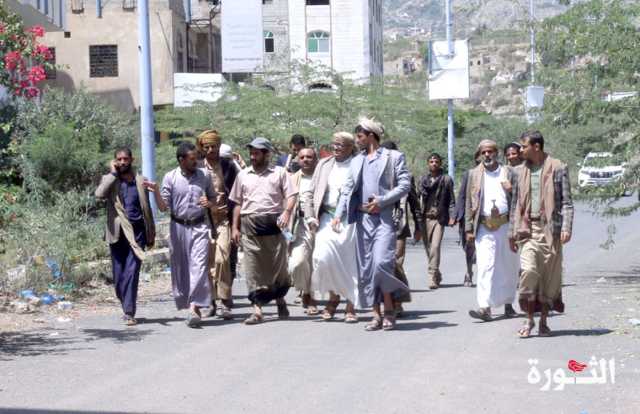 المساوى والمهدي يطلعان على أعمال إزالة السواتر الترابية من طريق الحوبان – قصر الشعب