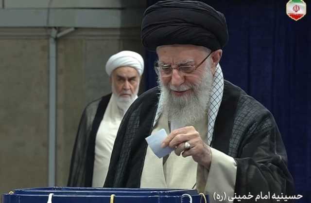 الإمام السيد الخامنئی يدلي بصوته في الانتخابات الرئاسية ويدعوا الى مشاركة شعبية كبيرة