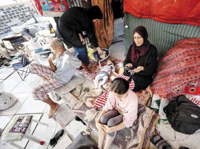 بمناطق لا تصلح للحياة.. غزيون يعيشون على أنقاض منازلهم