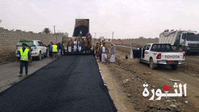 عوض والعماد يتفقدان سير العمل في شق وسفلتة شارع الشهيد أبو صالح الدحوة بصعدة