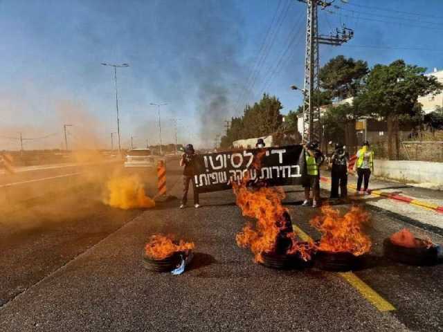 مستوطنون صهاينة يضرمون النار في تل أبيب للمطالبة بإسقاط حكومة نتنياهو