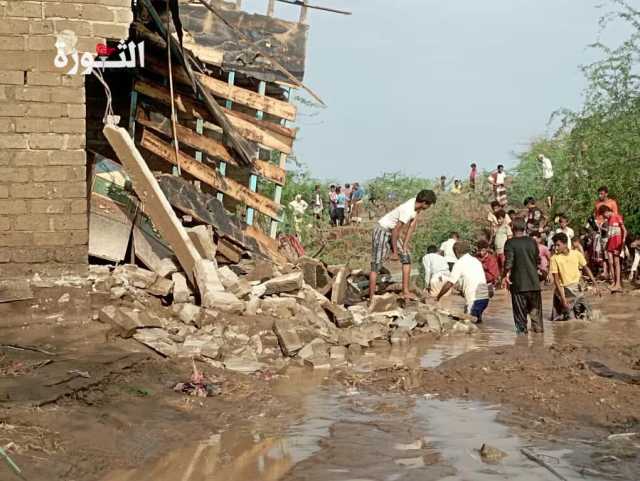 محافظ الحديدة لـ”الثورة نت”: وفاة وفقدان 35 شخصاً ونزوح سكان أكثر من 500 منزل جراء سيول الأمطار