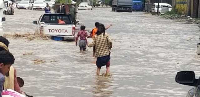 الدفاع المدني تحذر المواطنين من العبور في ممرات السيول وتهيب بإطفاء التلفونات أثناء الأمطار