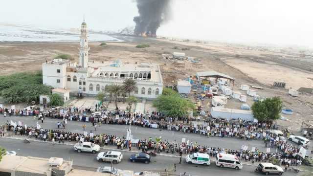 في موكب جنائزي مهيب الحديدة تُشيع شهداء العدوان الإسرائيلي على محطات الكهرباء