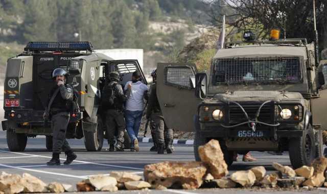 العدو الصهيوني يعتقل 15 فلسطينياً من الضفة الغربية المحتلة