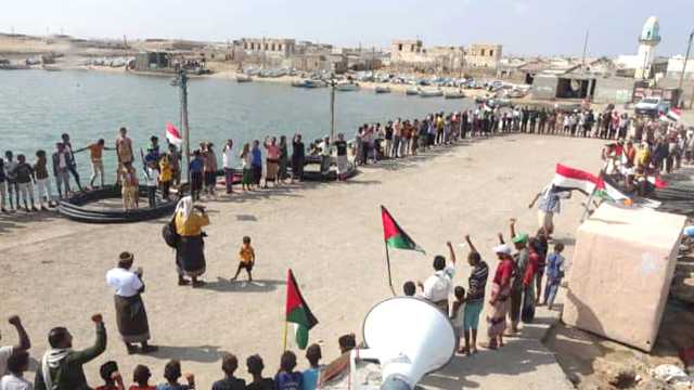 أبناء جزيرة كمران بالحديدة يحيون ذكرى الشهيد لوقفات قبلية وطلابية