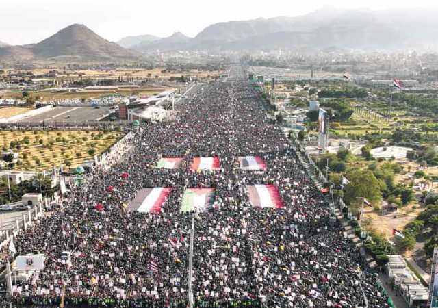 خروج مليوني بالعاصمة صنعاء في مسيرة ” مع غزة ولبنان.. على درب الشهداء حتى النصر”