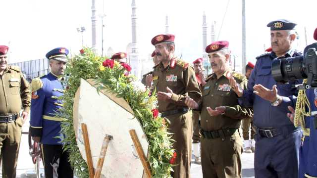 عدد من القيادات العسكرية يضعون إكليلا من الزهور على ضريح الشهيد الرئيس الصماد