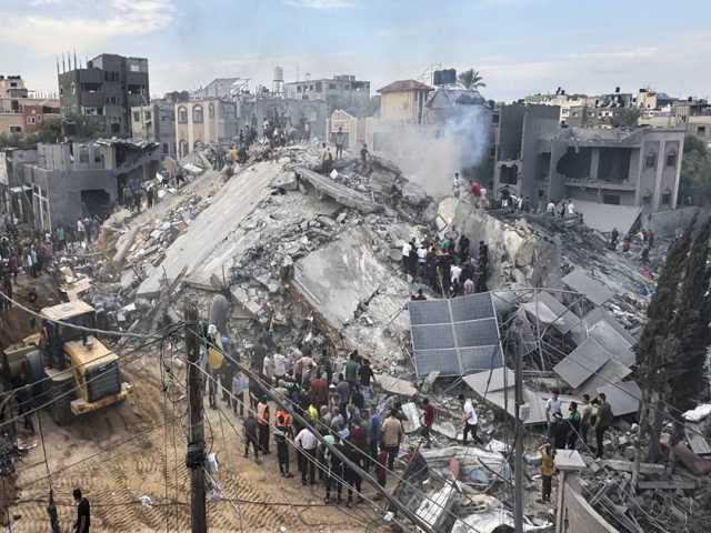 استشهاد واصابة عدداً من المواطنين الفلسطينيين بقصف العدو على مدينة دير البلح وبلدة النصر