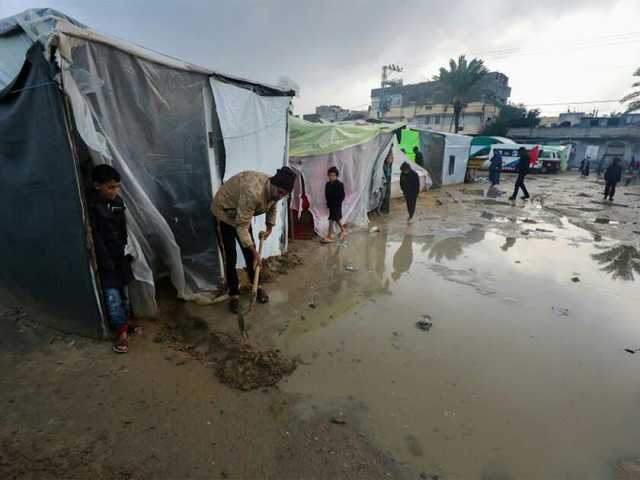 النازحون في غزة يواجهون الشتاء القارس في ظل ظروف إنسانية قاسية