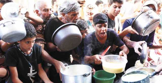 استهداف فرق حماية المساعدات بغزة.. هكذا يلاحق الاحتلال بطون الجوعى