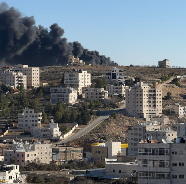 مستوطنون صهاينة يضرمون النيران في أراضي المواطنين الفلسطينيين بمدينة البيرة