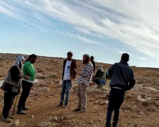 مستوطنون يحرقون خيمة ويعتدون على فلسطيني واسرته في المنيا ببيت لحم