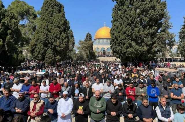 عشرات الآلاف يؤدون صلاة الجمعة في المسجد الأقصى المبارك