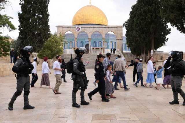 قطعان المستوطنين يقتحمون المسجد الأقصى المبارك