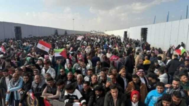 آلاف المصريين يحتشدون أمام معبر رفح رفضا لتهجير الفلسطينيين