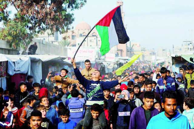 آلاف الفلسطينيين يبدأون العودة إلى مناطقهم ومنازلهم المدمرة في الشمال