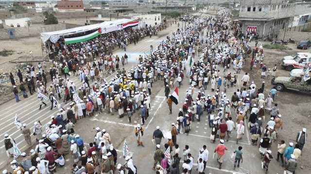 عرض عسكري مهيب لخريجي دورات التعبئة في مدينة زبيد بالحديدة