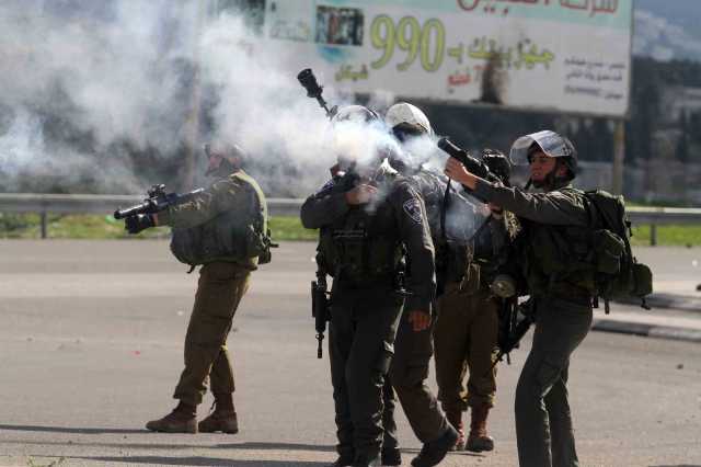 إصابة عدد من الفلسطينيين بالاختناق خلال اقتحام العدو قرية مادما بنابلس