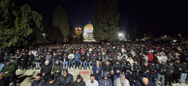 عشرات الآلاف يؤدون صلاتي العشاء والتراويح في المسجد الأقصى المبارك