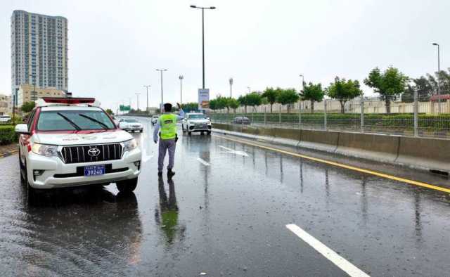 شرطة عجمان تعزز جهودها لتأمين الحركة المرورية في ظل الاحوال الجوية المتقلبة والأمطار الغزيرة