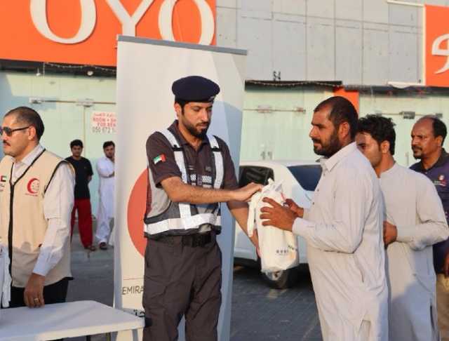 شرطة أبوظبي و”الهلال الأحمر” ينفذان مبادرة لحماية العمال من حرارة الشمس