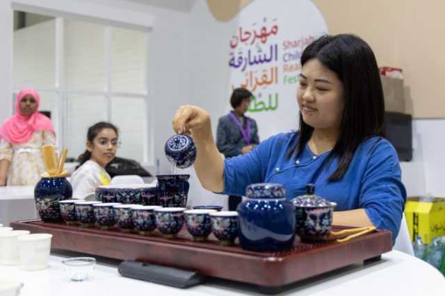 خلال ورشة “الشاي الصيني” زوار “الشارقة القرائي للطفل” يتعرفون على التاريخ الثقافي للشاي