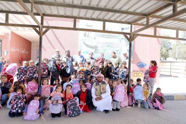 الهلال الأحمر الإماراتي يهدي حقائب مدرسية لأطفال مدارس في قضاء الأزرق الأردني