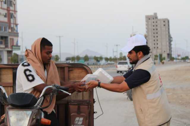 الهلال الأحمر يواصل أعماله الإغاثية ويوزع المير الرمضاني بمحافظة حضرموت