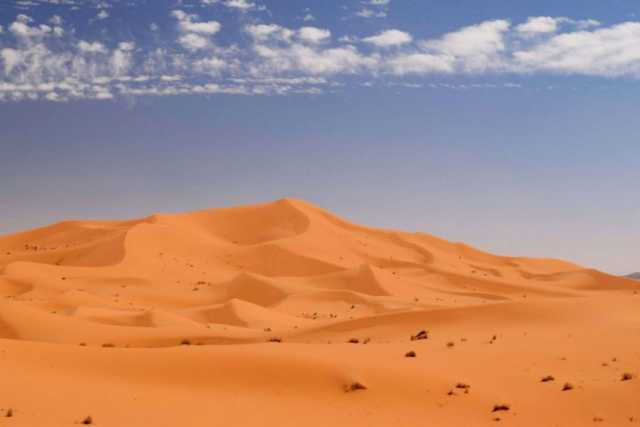 علماء يكتشفون أسرار “الكثبان الرملية النجمية” في المغرب