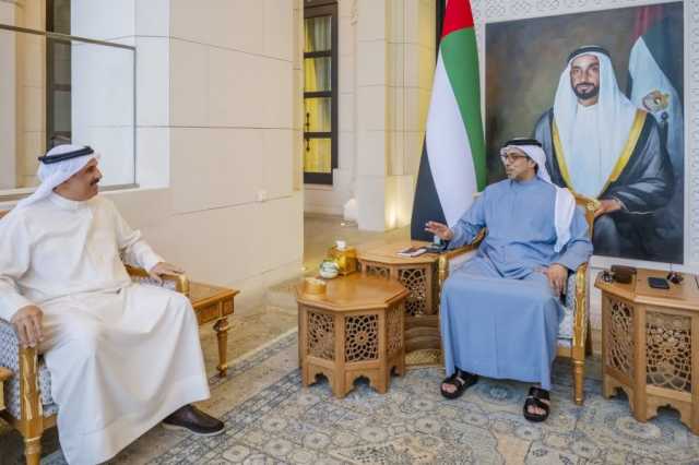 رئيس الدولة يتلقى رسالة خطية من ملك البحرين تسلمها منصور بن زايد