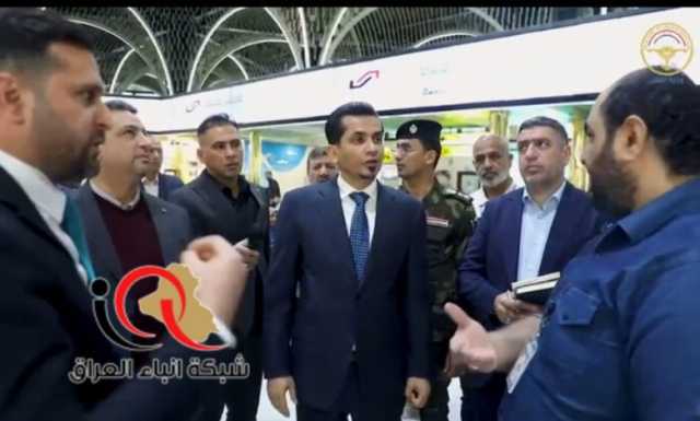 وزير النقل رزاق محيبس السعداوي يستاء من كمية “الأوساخ” في صالات مطار بغداد الدولي ويحذر أحدهم بالإقالة
