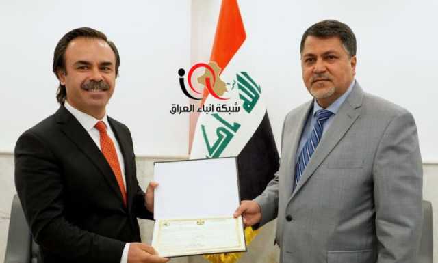 ‏رئيس الهيئة الوطنية للاستثمار يوقع إجازة استثمارية لاول مشروع محطة كهرباء الطاقة الشمسية بسعة 1000 ميجا واط في العراق.