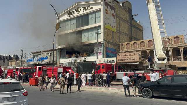 اندلاع حريق في بناية لبيع الحلويات والمعجنات بالنجف