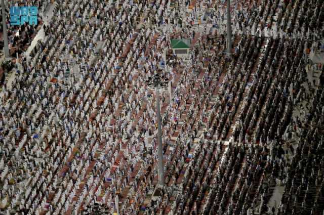 ملايين المصلين من جميع الأعمار يجمعهم الإخاء وتظلهم السكينة بالمسجد النبوي