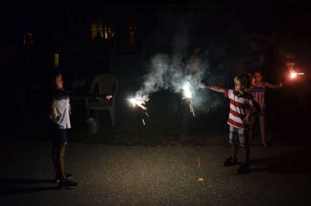 تجنبوا الألعاب النارية والسكريات.. نصائح لسلامة الأطفال في العيد