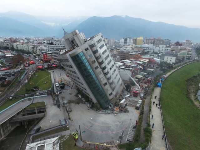 أقوى زلزال في ربع قرن.. انهيار مبانٍ وانقطاع الكهرباء في تايوان