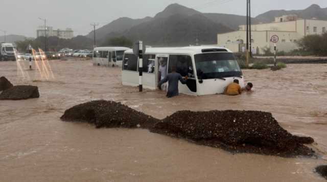 منخفض المطير.. تعليق الدراسة الحضورية بعدة محافظات في عُمان