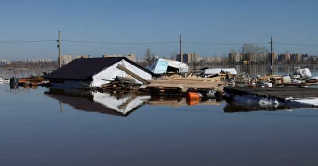 مياه الفيضان تغمر آلاف المنازل والقطع الزراعية في أورينبورج الروسية