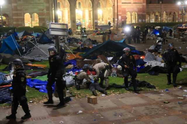 بالهراوات والقنابل.. الشرطة تزيل مخيما للمحتجين بجامعة كاليفورنيا