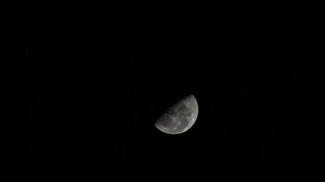 فلكية جدة: التربيع الأول لقمر ذي القعدة يزين السماء اليوم
