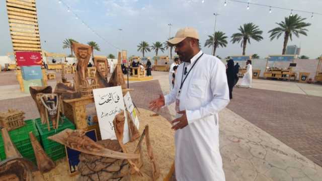 صور| نحات سعودي يُبدع بتحويل مخلفات النخيل إلى تحف فنية