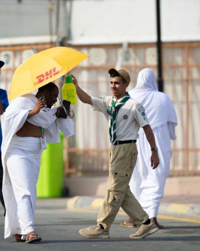 برش رذاذ الماء.. أفراد الكشافة يلطفون الأجواء على الحجاج في منى