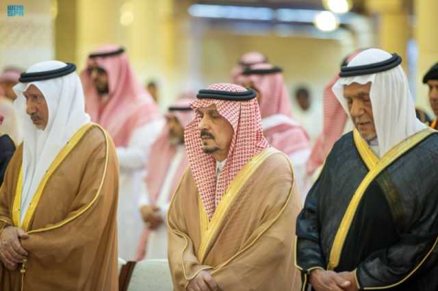 أمير الرياض يؤدي صلاة الميت على والدة الأمير منصور بن سعود بن عبدالعزيز ووالدة الأمير خالد بن عبدالله بن محمد بن جلوي