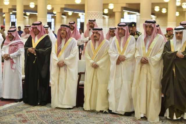 أمير الرياض يؤدي صلاة الميت على الأميرة هدى بنت عبدالله الفيصل
