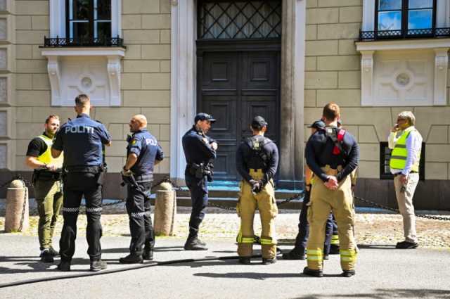 شاهد| بكرسي متحرك وعبوات حارقة.. رجل يحرق أحد أبواب القصر الملكي النرويجي