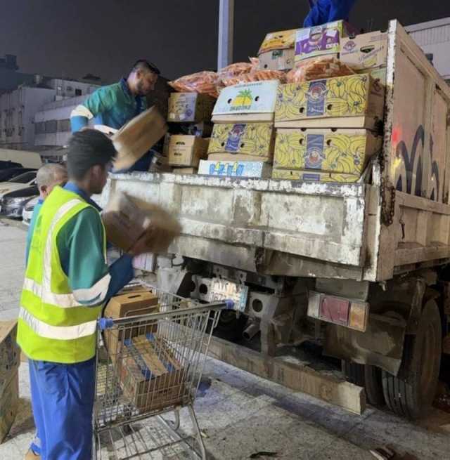 جدة.. ضبط 5 أطنان من الخضراوات وإزالة البسطات العشوائية