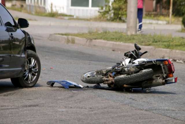 عقاب قاسٍ ينتظر مواطنًا صدم دراجة نارية وتوثيق الحادث وهروبه