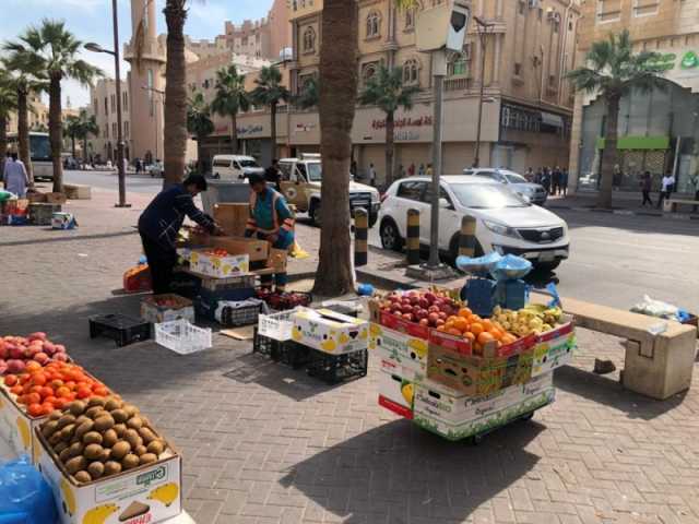 بالصور.. رفع طن خضار وفواكه من الباعة المخالفين بوسط الدمام