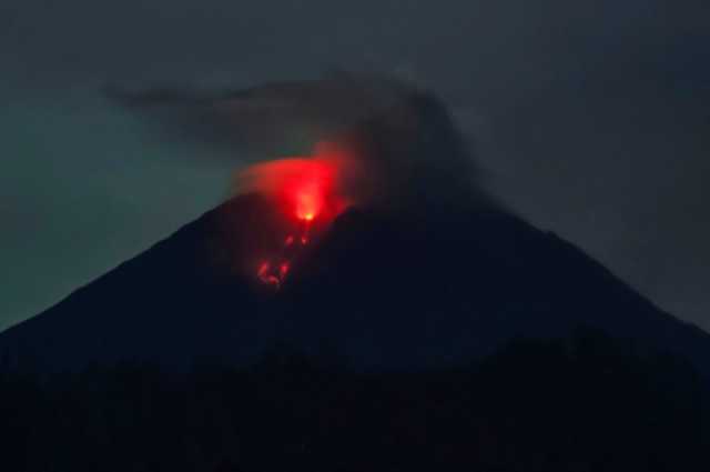 إندونيسيا.. رفع حالة التأهب في جبل سيميرو وتقييد السياحة